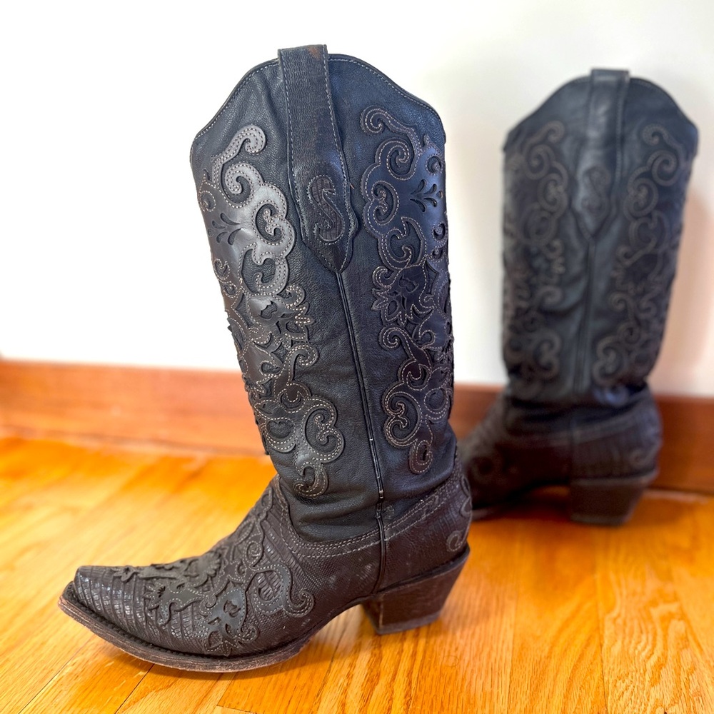 Corral Vintage cowboy boots in great condition!
